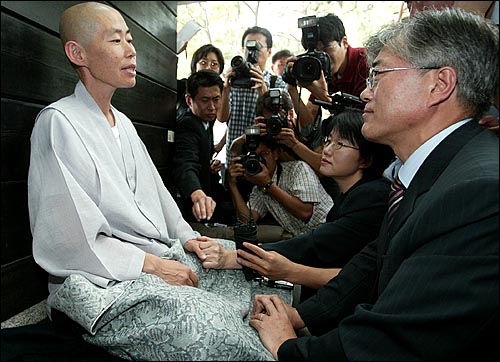 지율 스님이 문재인 시민사회수석과 박선숙 환경부 차관에게 "아픈 자식을 버리지 못하는 마음을 이해해주시고 도와주세요"라고 말하고 있다. 